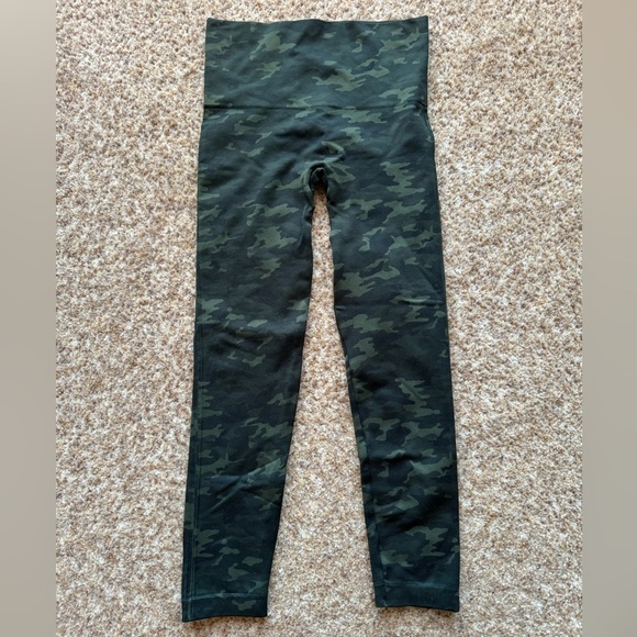 SPANX Pants - Spanx Seamless Camo Leggings‎ size Large